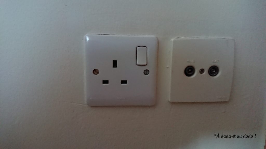 Les prises électriques à Dubaï À Dada à dos de Chameau ! À dada et au dodo