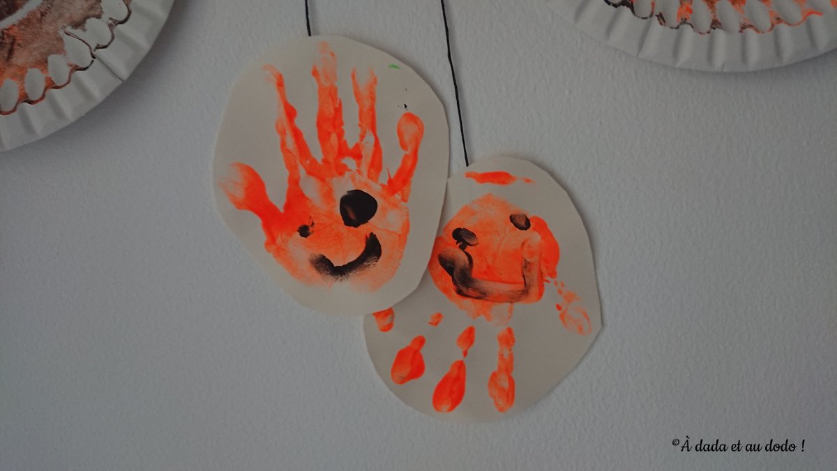 Citrouilles d'Halloween avec des empreintes de main {Activité} - Maman Sur  Le Fil