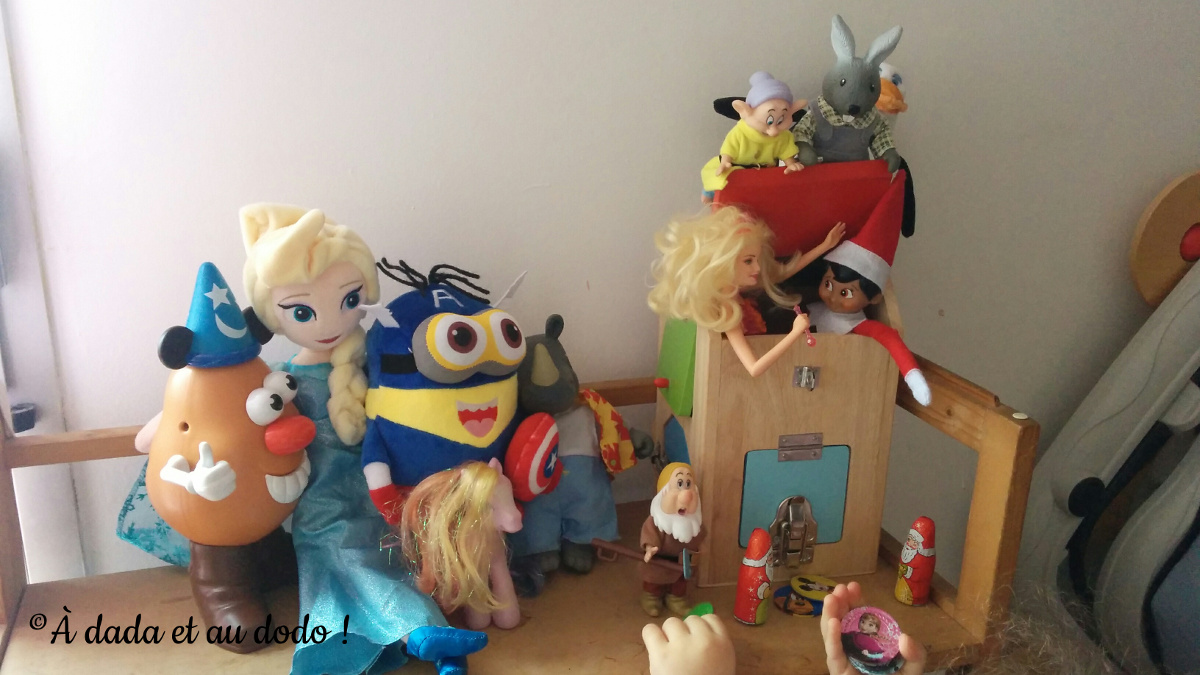 Le lutin du Père Noël fait la fête avec les jouets